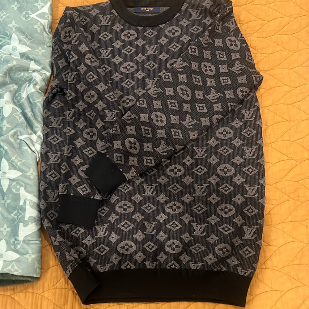 AMAZING QUALITY BLACK & GREY SWEATER